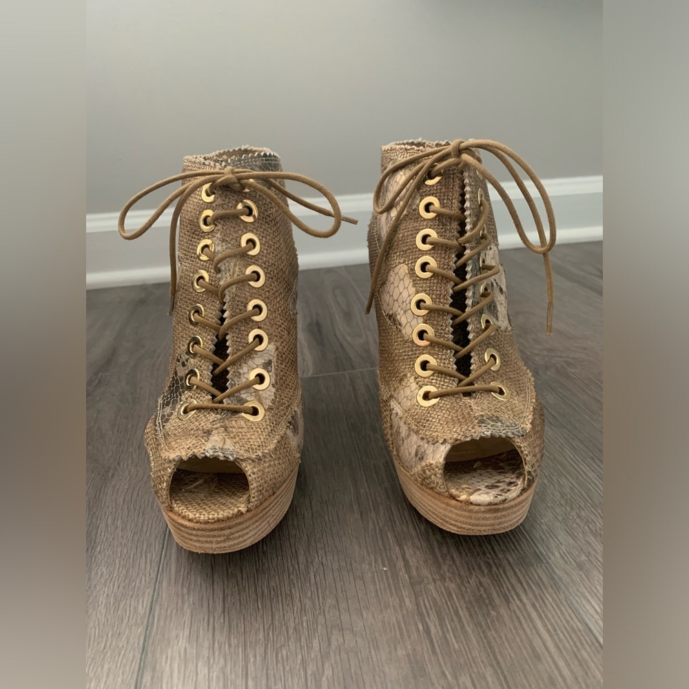 Stuart Weitzman Openshut Peep Toe Booties. Size 3… - image 2